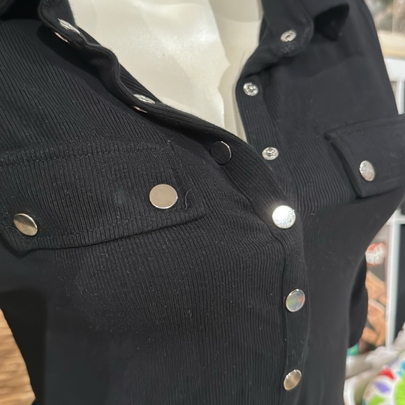 NWT Guess black silver button/snap up v neck collar 3/4 sleeve Medium RIBBED - Picture 3 of 14